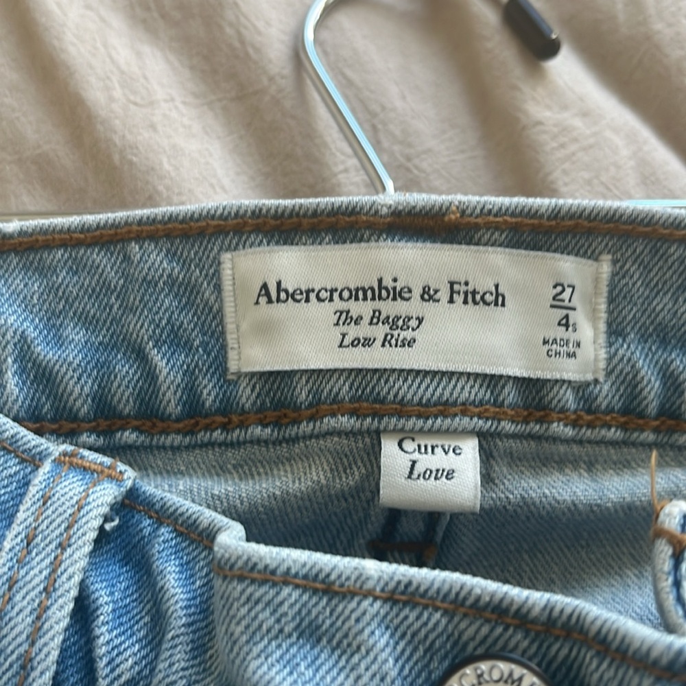 Abercrombie Baggy low rise light wash jeans